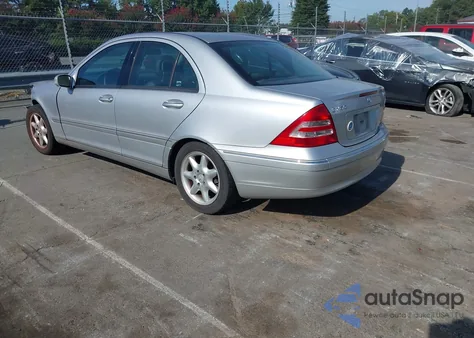 2004 Mercedes-Benz C 240 z USA, uszkodzony, nr VIN WDBRF61J54E018761